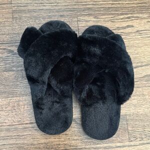 Women's Black Fuzzy Slippers